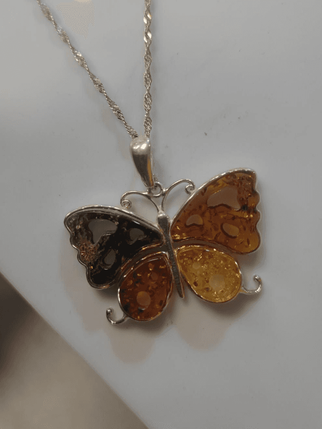 Collier Pendentif &quot;Papillon&quot; en Argent et Ambre Multicolore