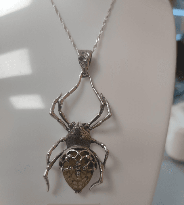 Pendentif &quot;Araignée&quot; en Argent et Ambre Vert
